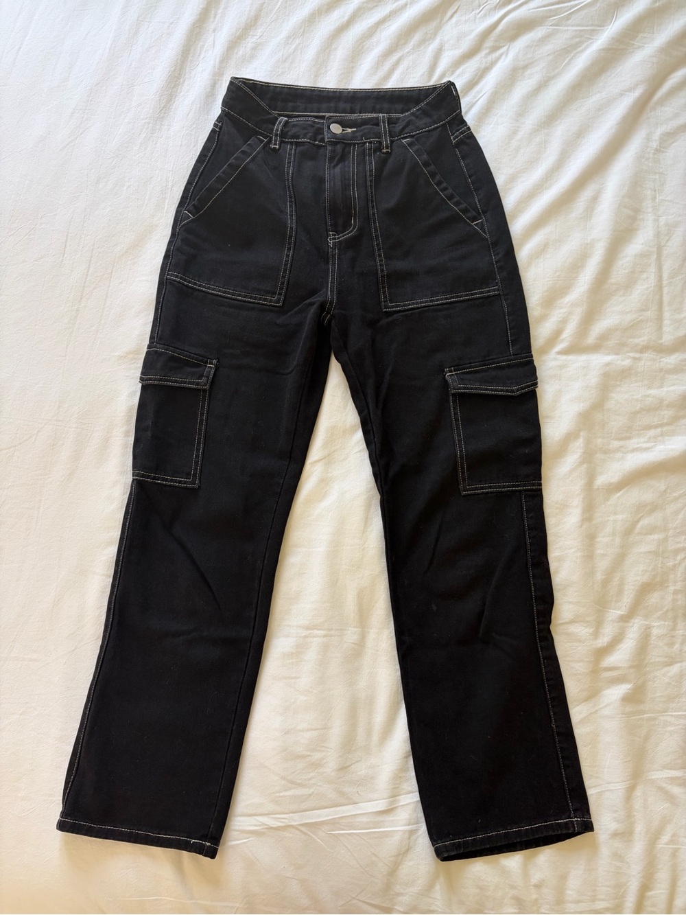 Black Straight-Leg Cargo Jeans with Contrast Stitching